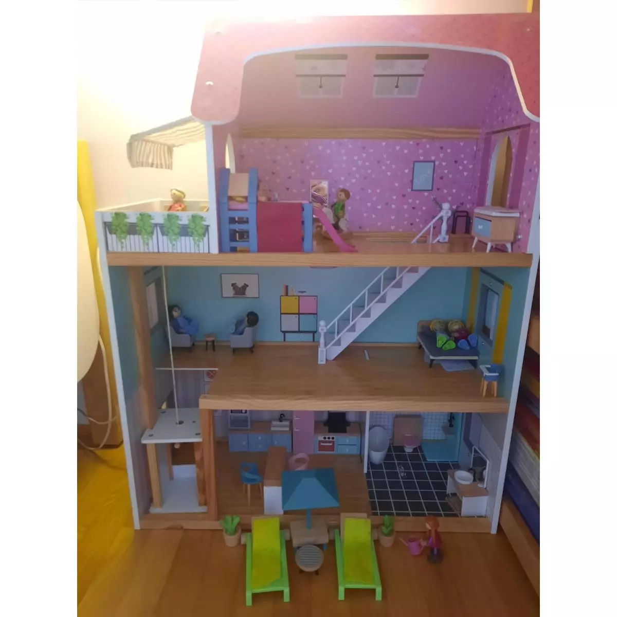 Lesena hiška z lutkami - 1